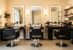 Fauteuils et miroirs dans un salon de coiffure moderne