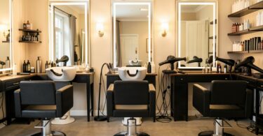 Fauteuils et miroirs dans un salon de coiffure moderne